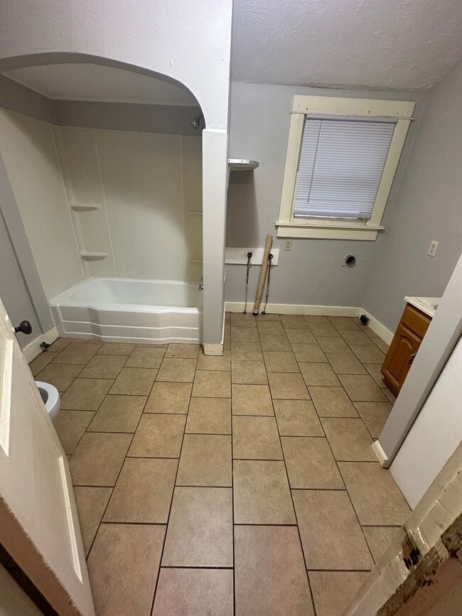 Building Photo - 3 Bedroom, 1 Bathroom House