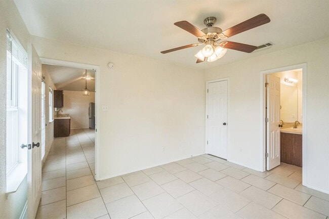 Building Photo - 224 Amber Ln