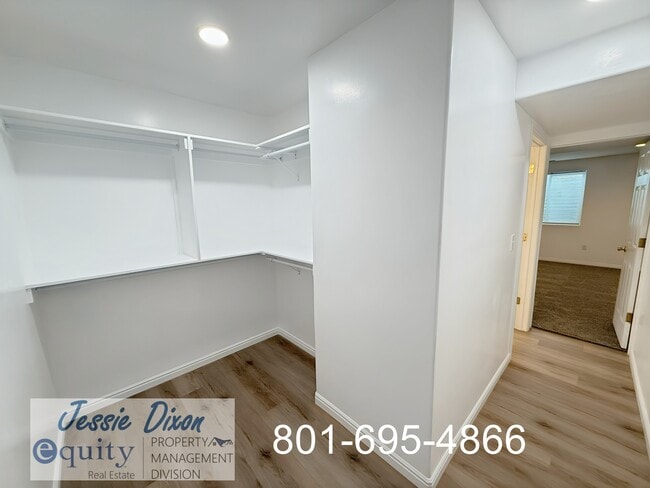 Building Photo - 108 W Oaks Dr