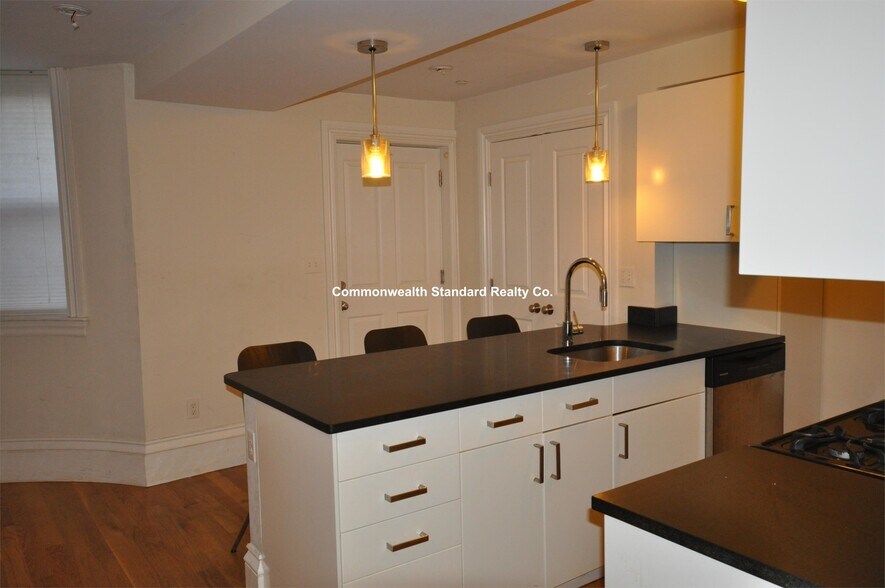 Building Photo - 656 Massachusetts Ave