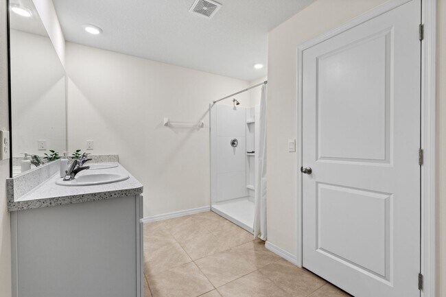 Building Photo - Contemporary Home in Briarwood