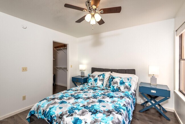 Building Photo - 6655 N Canyon Crest Dr