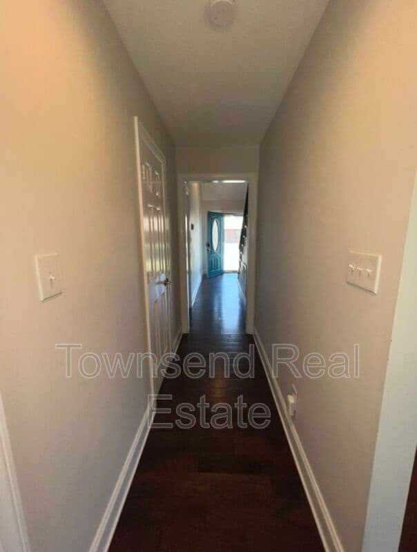 Building Photo - 303 Wagoner Dr