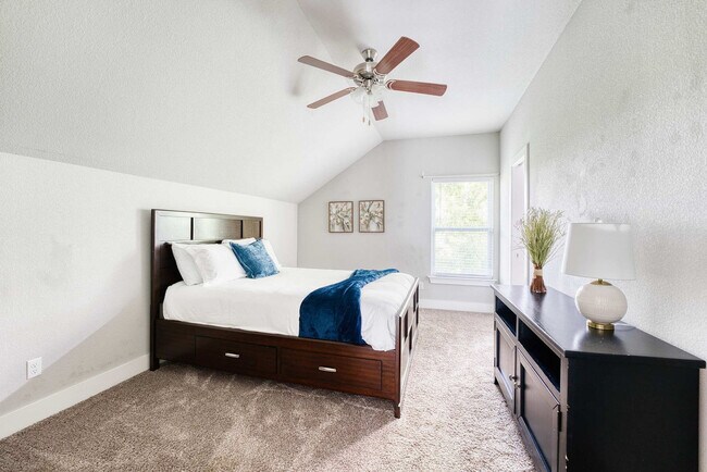 Building Photo - 909 W Eagle St