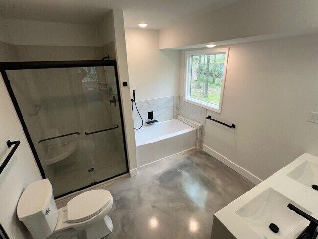 Building Photo - 5 Bed 4 Bath Home fenced yard