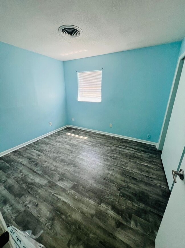 Building Photo - 3/1.5 Duplex in Fisherman's Haven
