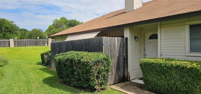 Building Photo - 11604 Norwegian Wood Dr