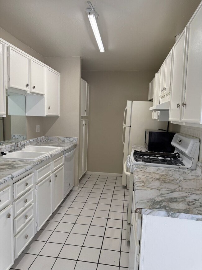 Building Photo - 3619 Villa Knolls E Dr