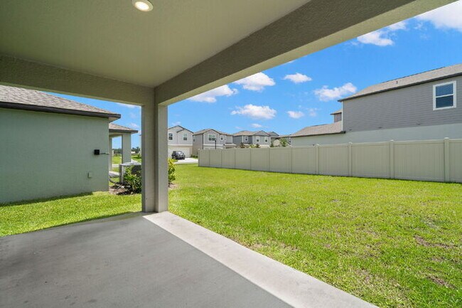 Building Photo - LIKE NEW Home For Rent in Zephyrhills!
