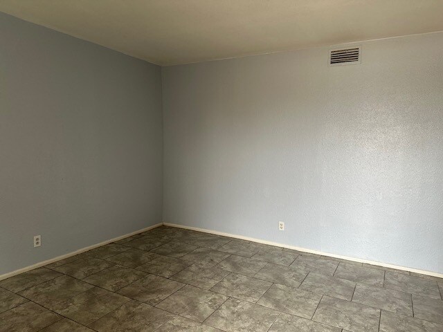 Building Photo - 205 Edgewood Dr
