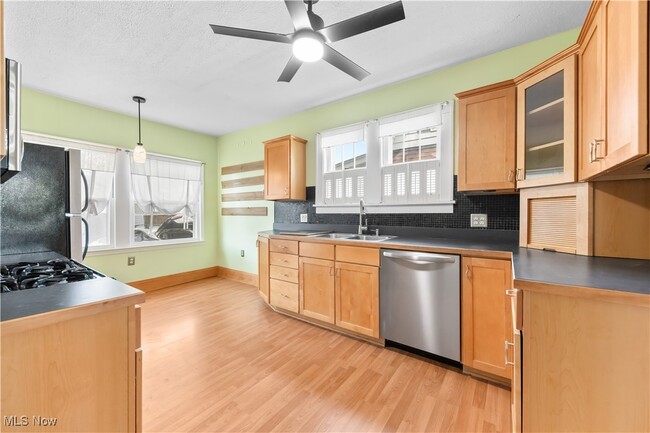 Building Photo - 2580 Whitelaw St