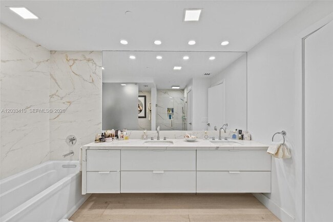Building Photo - 19122 Fisher Island Dr