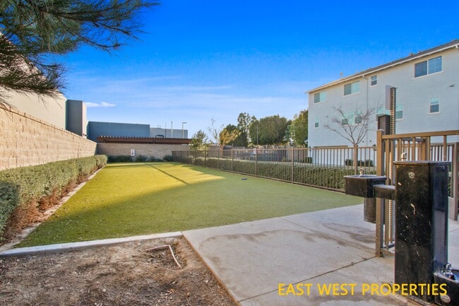 Building Photo - 140 Lantana Dr