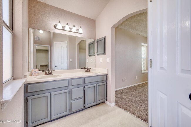 Building Photo - 12209 Chato Villa Dr