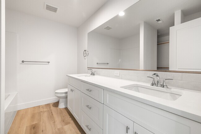Building Photo - 1141 UnderwoodUnit 110