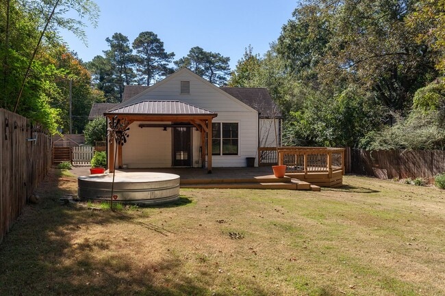 Building Photo - Updated 3/2 Bungalow w/ Large Backyard & M...
