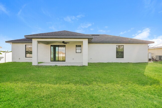 Building Photo - 1232 NE 7th Pl, Cape Coral, FL