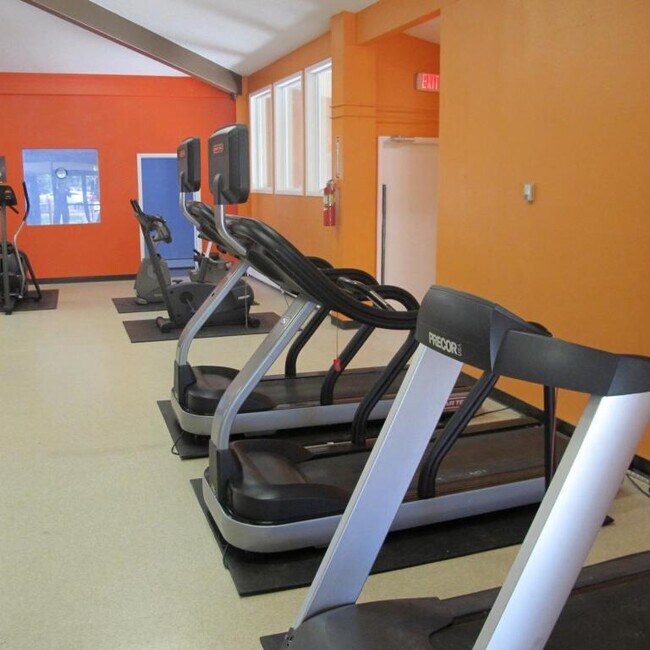 Building Photo - 1250 Golden Cir