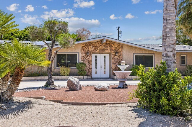 Building Photo - 3 Bed / 2 Bath Home with Bonus Room, Pool and Two Car Garage.