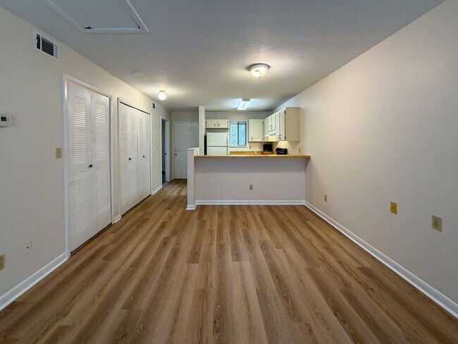 Building Photo - 2/2 Condo in Treehouse Village - Available...
