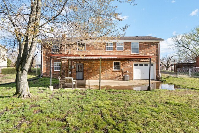 Building Photo - Pet Friendly Renovated Three Bedroom with Basement!