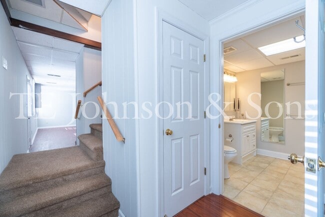 Building Photo - Spacious 5 Bedroom Home in the Heart of Sherwood Forest