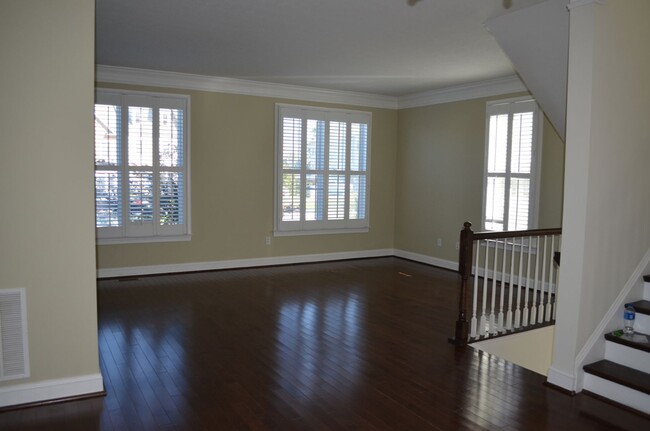 Building Photo - Gorgeous End Unit Townhouse in Bluestone H...