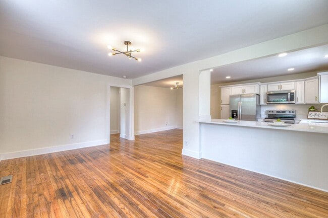 Building Photo - 203 W Cedar St