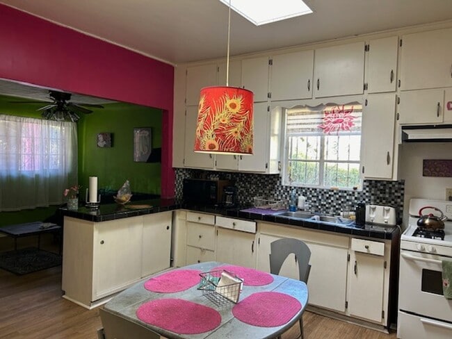 Building Photo - 3 bedrooms-1 bath - on 4th Ave