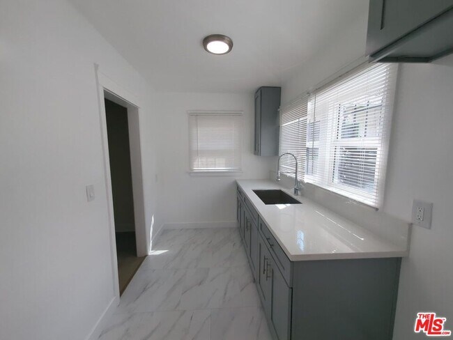 Building Photo - 4215 S Budlong Ave