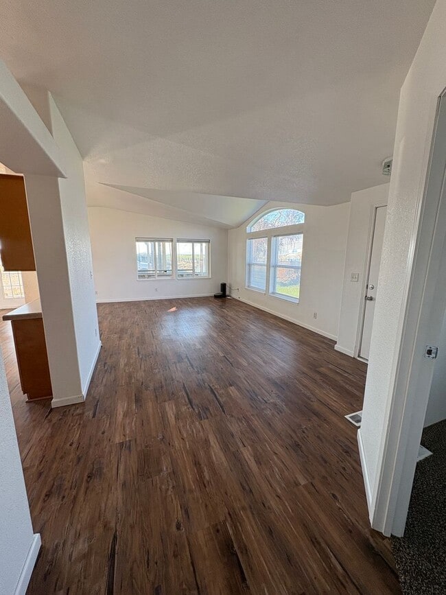 Building Photo - Country LIving