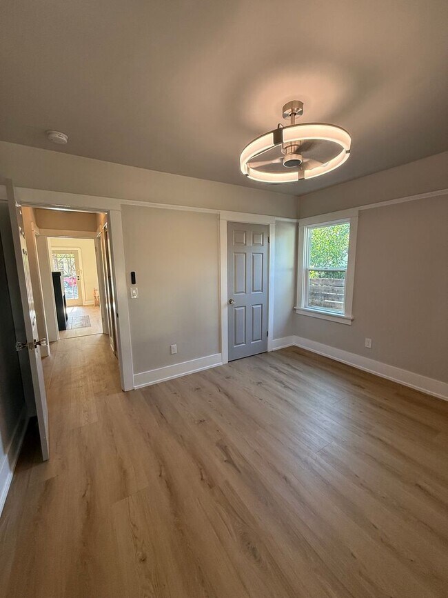 Building Photo - 2 bedroom/ 1 bathroom Home for Rent in Santa Rosa