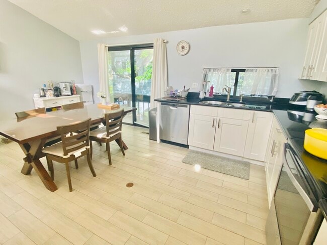 Building Photo - 14 Windsor Rd