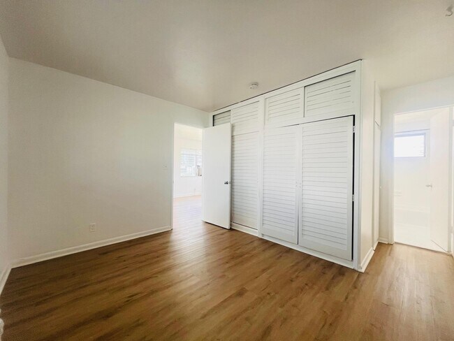 Building Photo - 1241 W River Dr