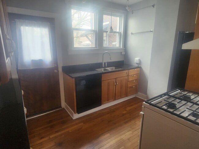 Building Photo - 2 Bedroom 1 bath updated Row Home