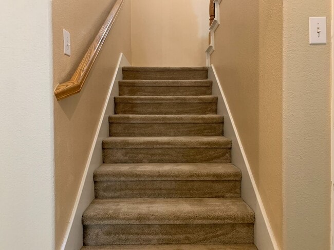 Building Photo - This beautiful home has 4 bedrooms, 2.1 baths and is perfect for an active family. There are thre...