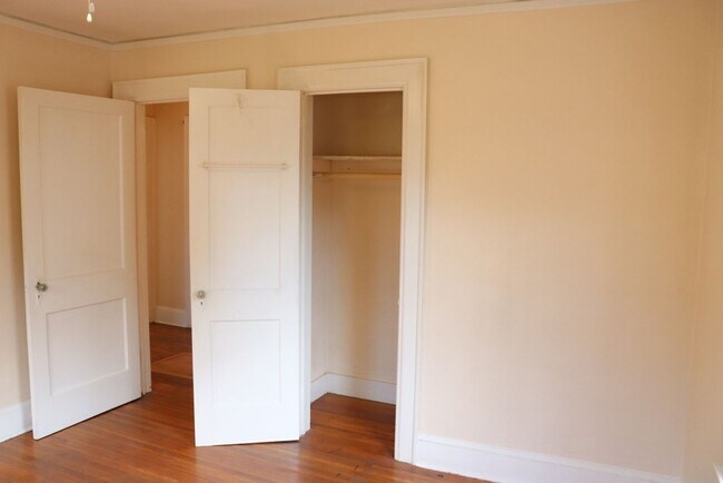 Building Photo - 2- Bedroom Bungalow Beauty