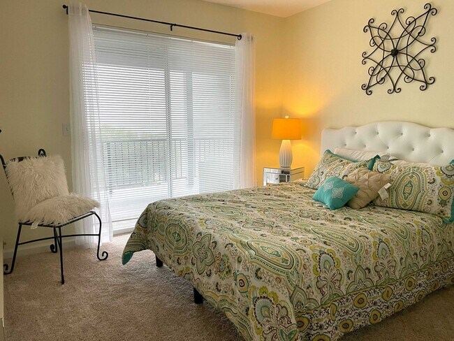 Building Photo - Elegant 4 bedroom 2.5 bath home, Completely Furnished