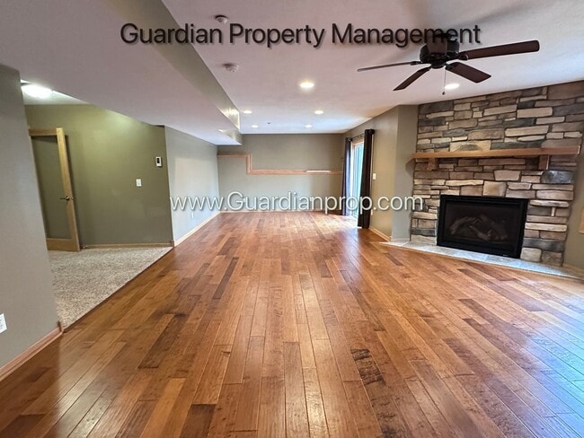 Building Photo - Minnetonka Home, 3 Car Garage, Large Primary, Updated Kitchen, Patio