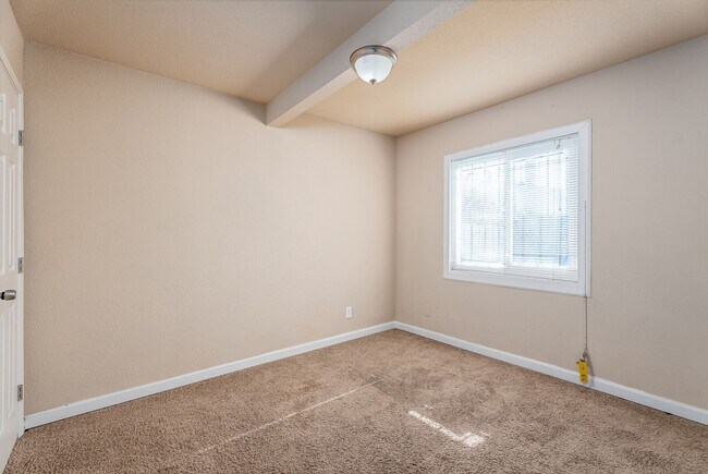 Building Photo - 290 Lindley Dr