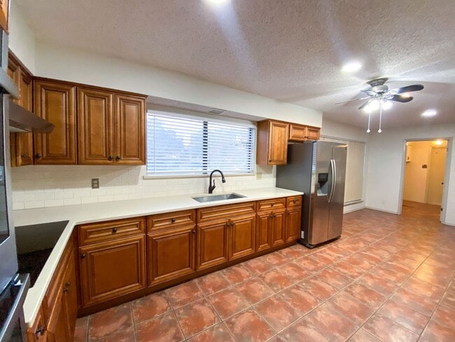 Building Photo - Beautiful Home Located in Thousand Oaks Mo...