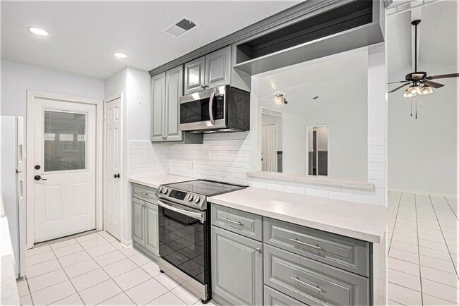 Building Photo - 2512 Village Cir Dr