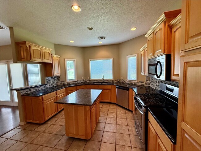Building Photo - 4214 N Meadow View Dr