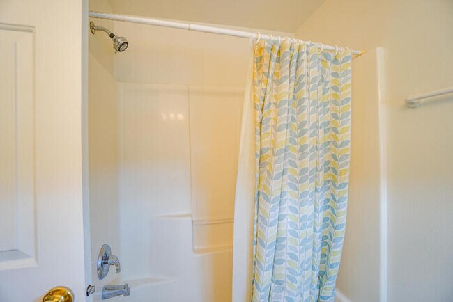 Building Photo - THREE BEDROOM TOWNHOME WITH GARAGE ACROSS FROM SHOPPING AND DINING