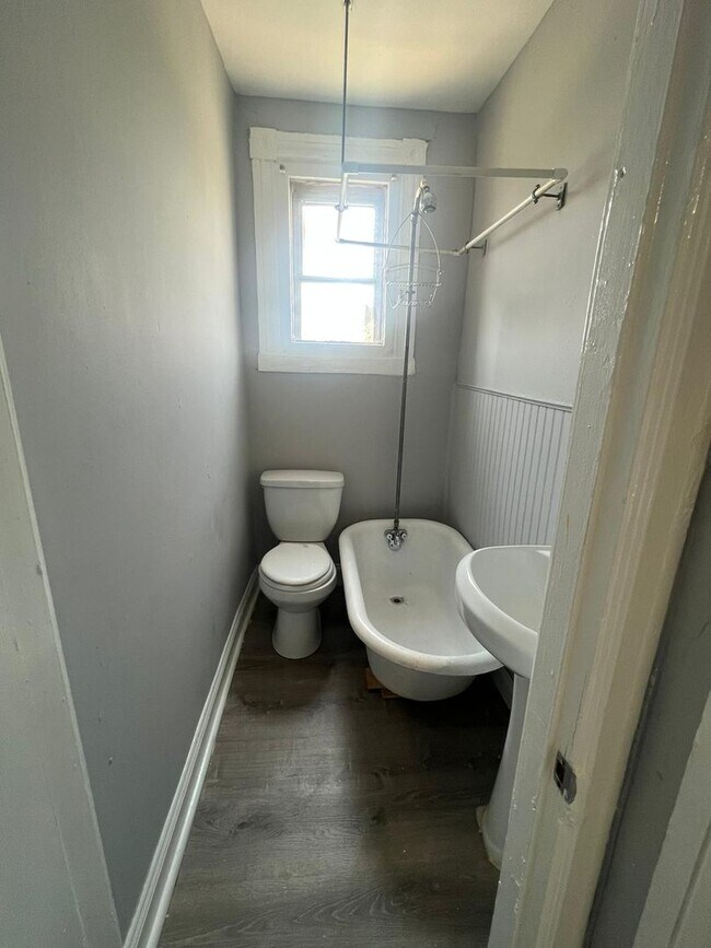 Building Photo - Four Bedroom One Bathroom Unit Recently Re...