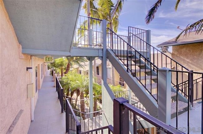 Building Photo - 552 Canyon Dr