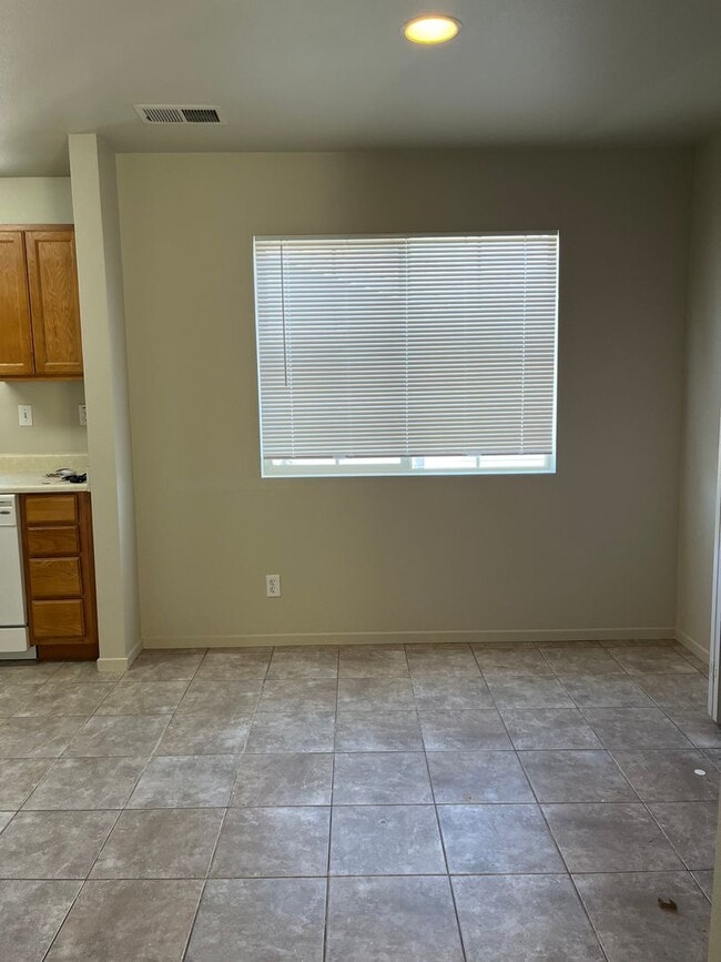 Building Photo - Two Bedroom Townhouse Style Apartment with Garage - Northwest Santa Rosa