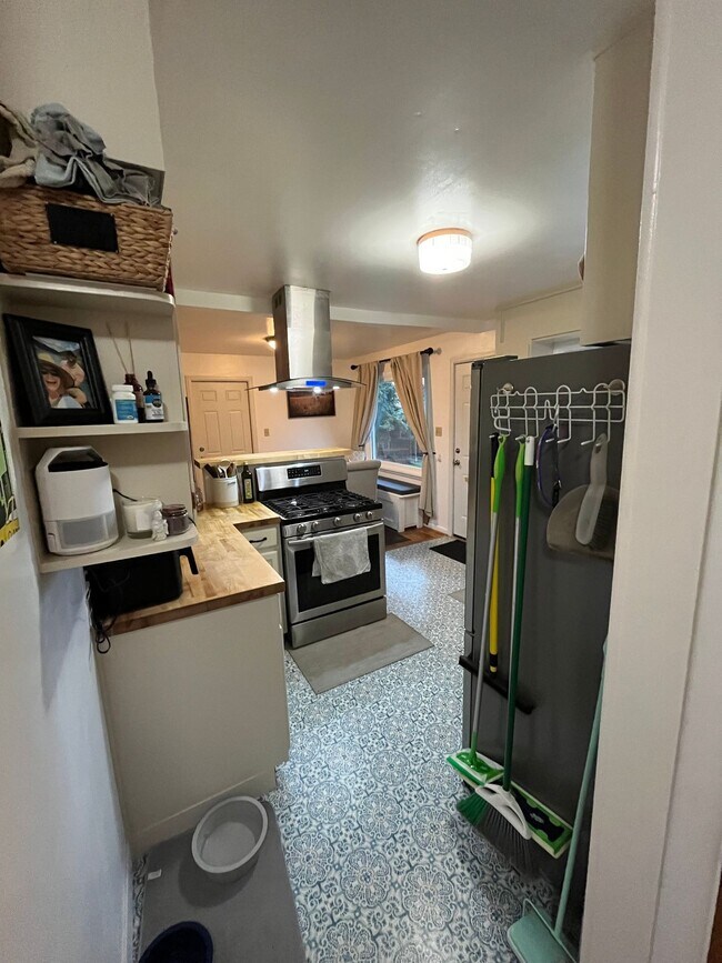 Building Photo - FULLY FURNISHED Midtown Three Bedroom Spac...