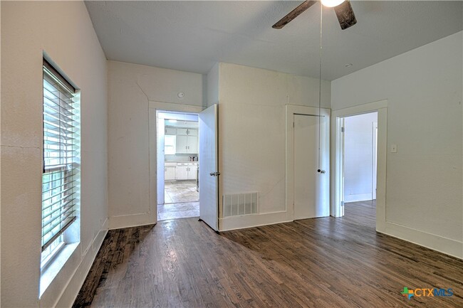 Building Photo - 702 N 8th St