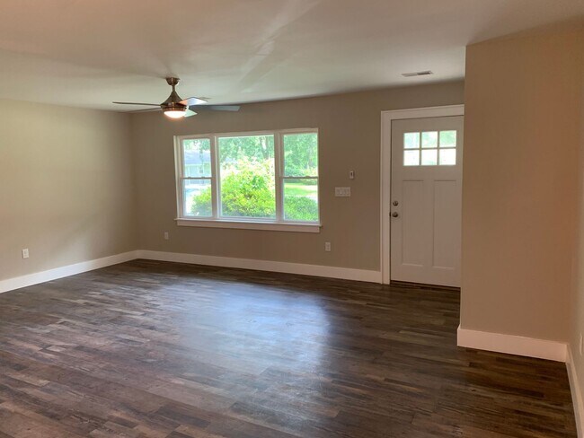 Building Photo - 3 Bedroom 2 Bath House with Fenced-in Yard...